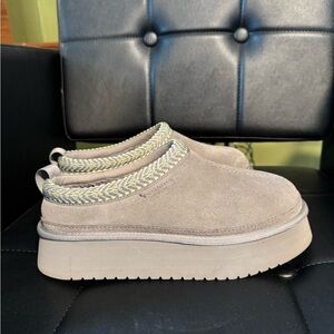 Koolaburra Gray Mules & Clogs Suede Slip-On